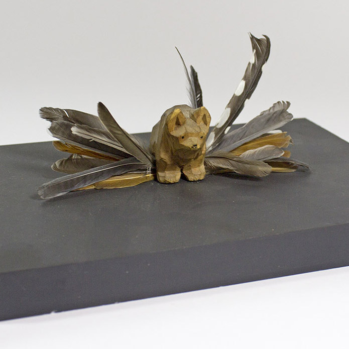 BÄRBELLCHEN Holzbär, 3 x 5 cm, mit Federn bestückt, 2013