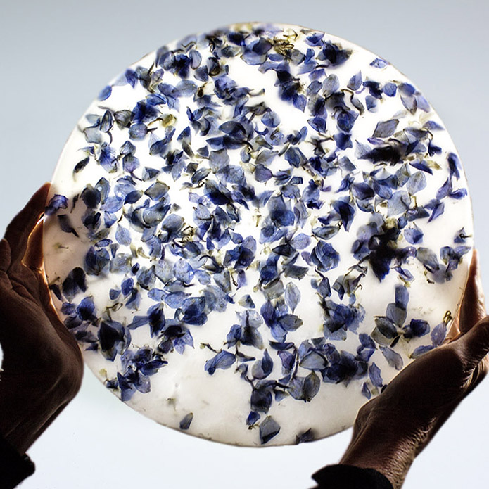 MARIABLAUEBLUME, Wachsscheibe mit Ritterspornblüten, 32 cm, 2016