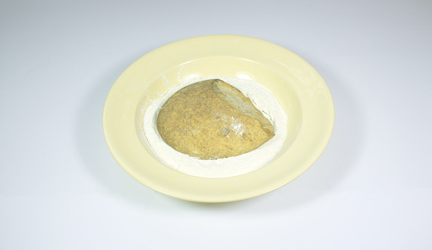 STEINMEHL  Fundstück, Stein, ca. 19 x 12 x 5 cm,  in Mehl auf Teller, 2016