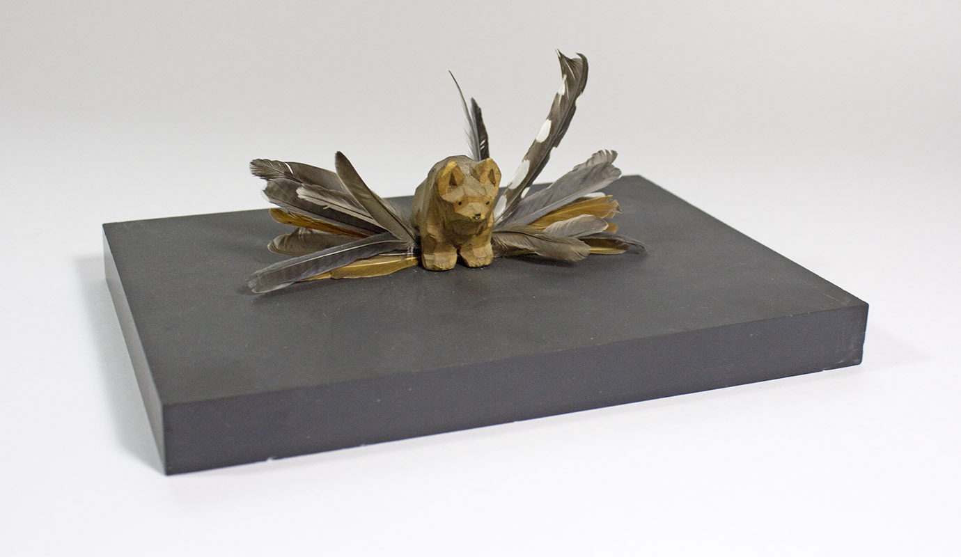 BÄRBELLCHEN  Holzbär, 3 x 5 cm, mit Federn bestückt, 2013